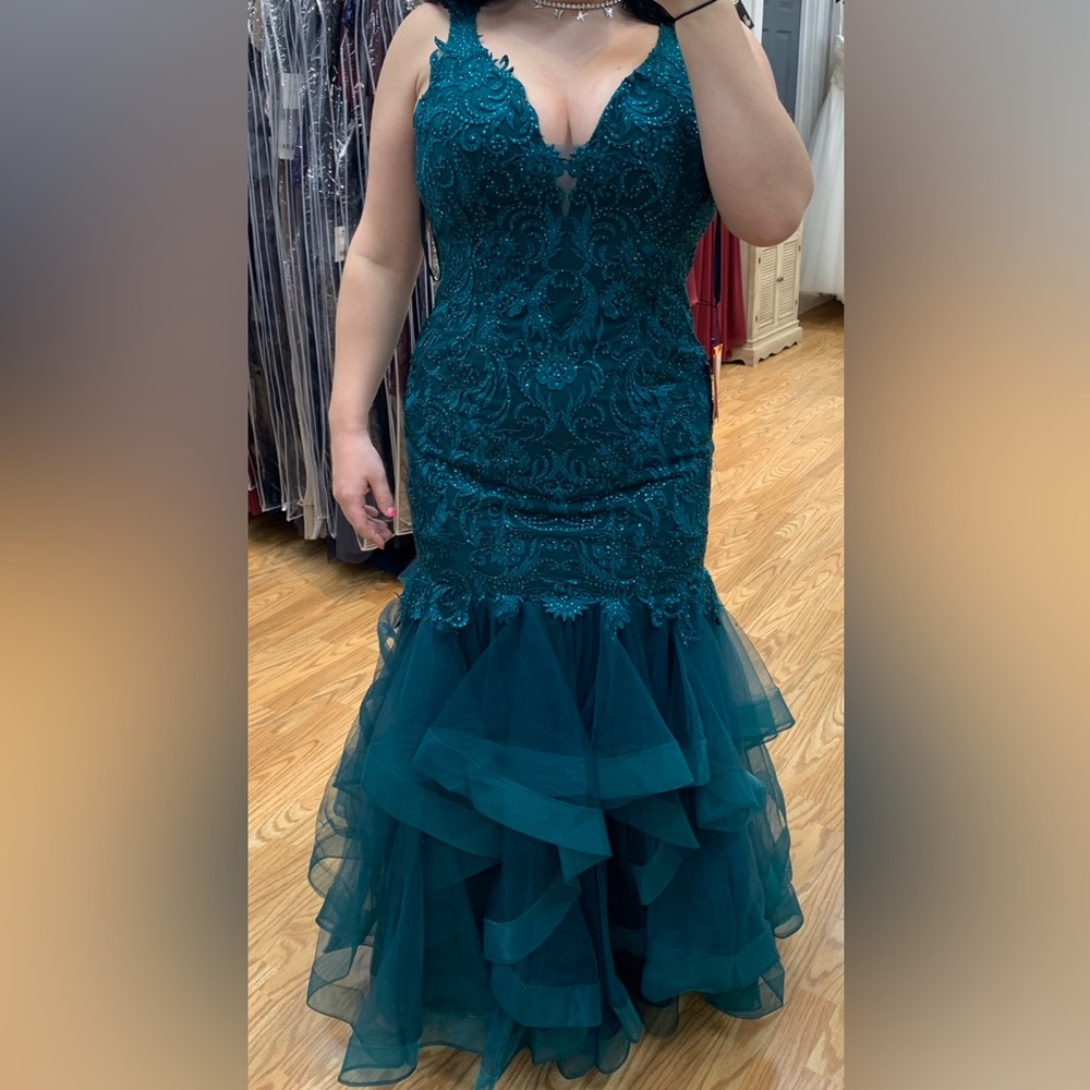 PROM DRESS
Abby Paris by Lucci Lu 981008
Emerald
Size 16